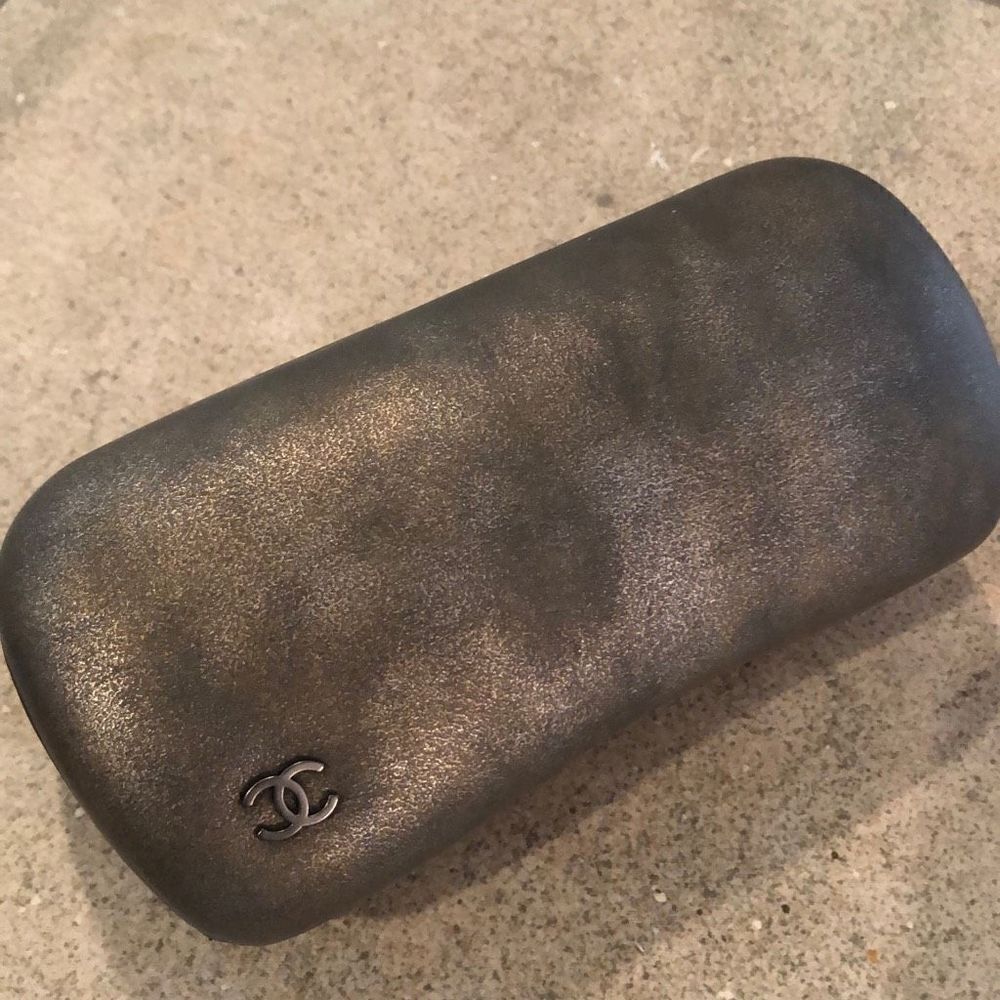 CHANEL Marbled, Pewter, silver, hard, large clam shell sunglasses case ￼